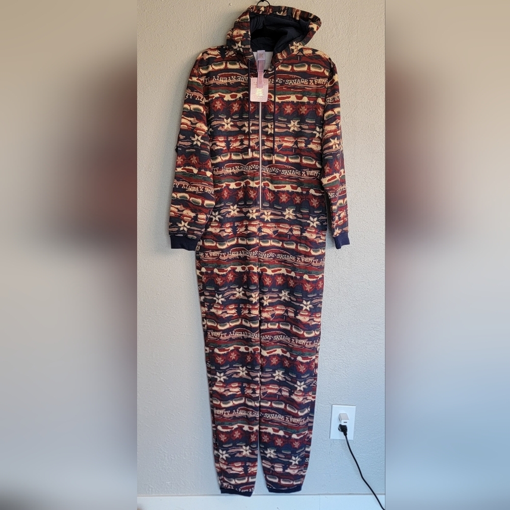 NWT Savage X Fenty Forever Savage Hooded Jumpsuit Red Cognac Cabin Print Size M - Picture 3 of 14